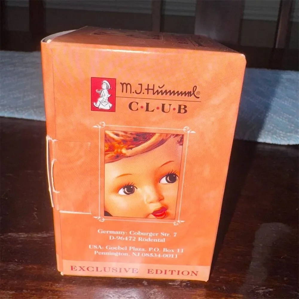 New M.J. Hummel "Pigtails" Goebel Figurine w/ Piglet 1999 Exclusive Edition‎ - Picture 8 of 8